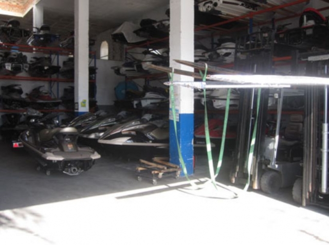  jet skis stockés dans un garage 